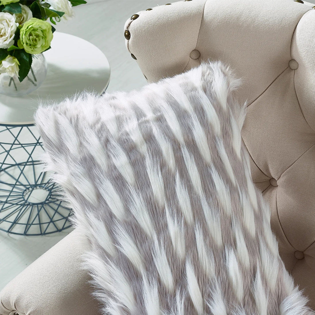Color, Texture and Symmetry: This Is the Key to Decorating With Throw Pillows